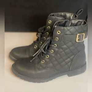 The Childrens Place Girls Black Quilted Lace-Up Boots, size 3